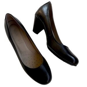 EUC Ecco Leather Low Heels Black Size 9
- 9.5
